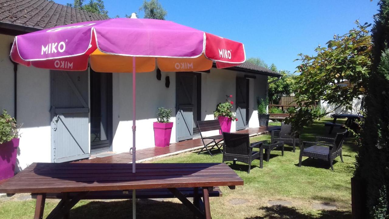 Les Garennes Bed and Breakfast Favières Exteriör bild